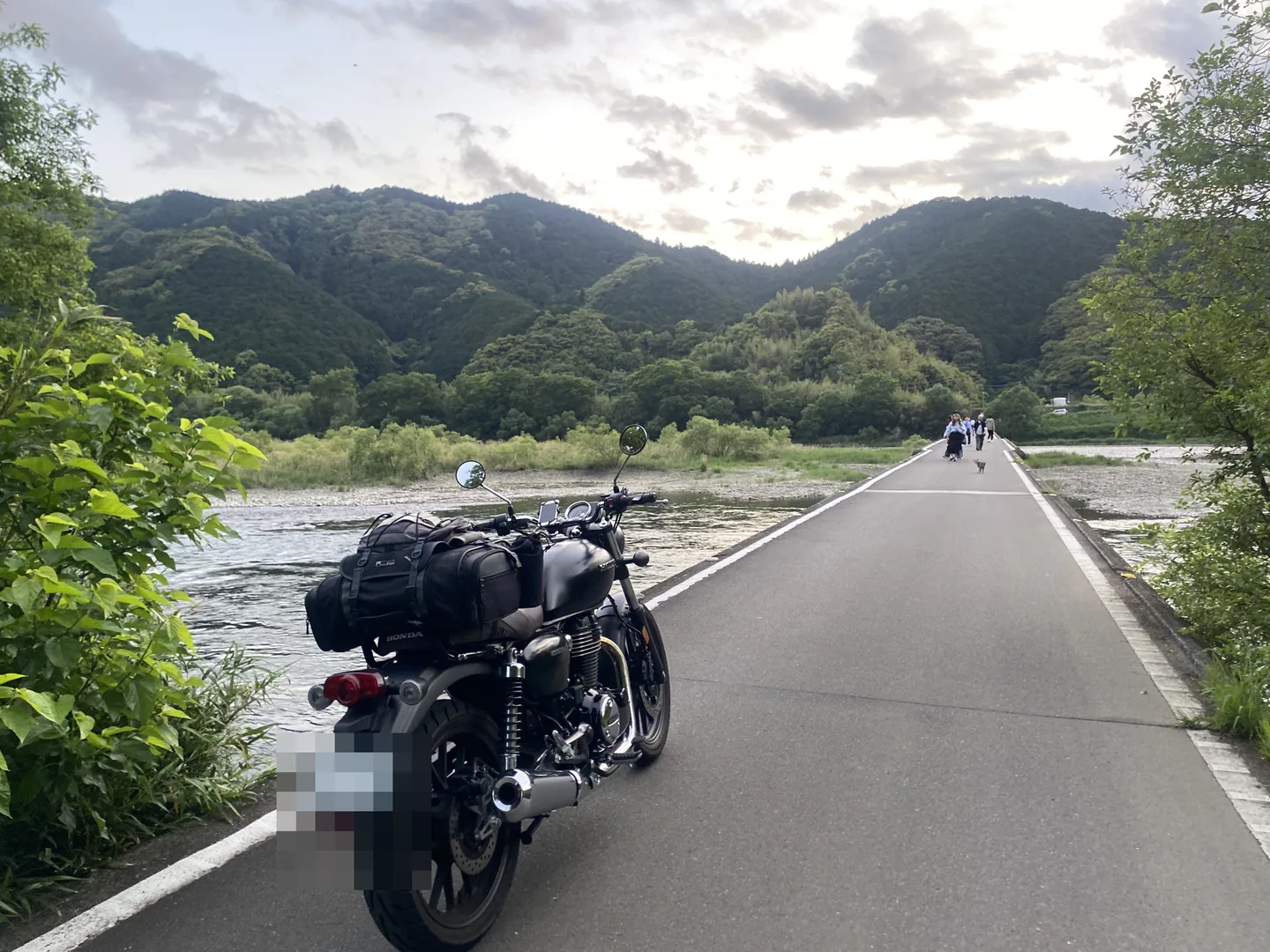 四万十川の佐田沈下橋に停めたGB350。奥に山と川が見える