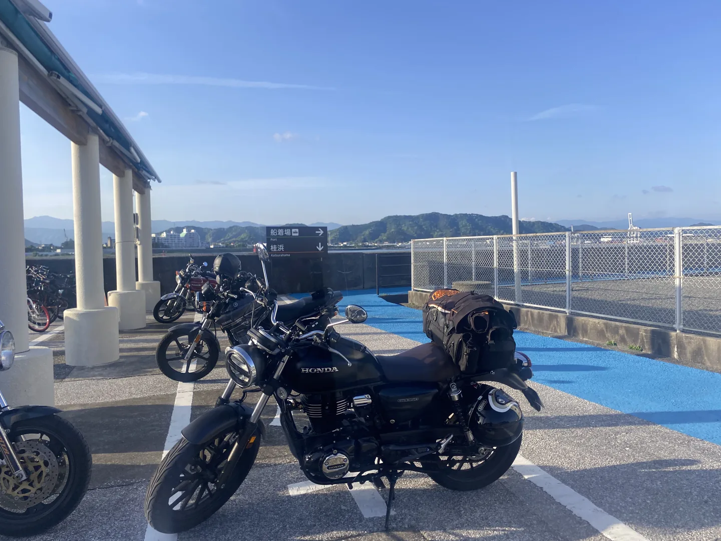 桂浜近くの駐車場に停めたバイク。奥に海が見える