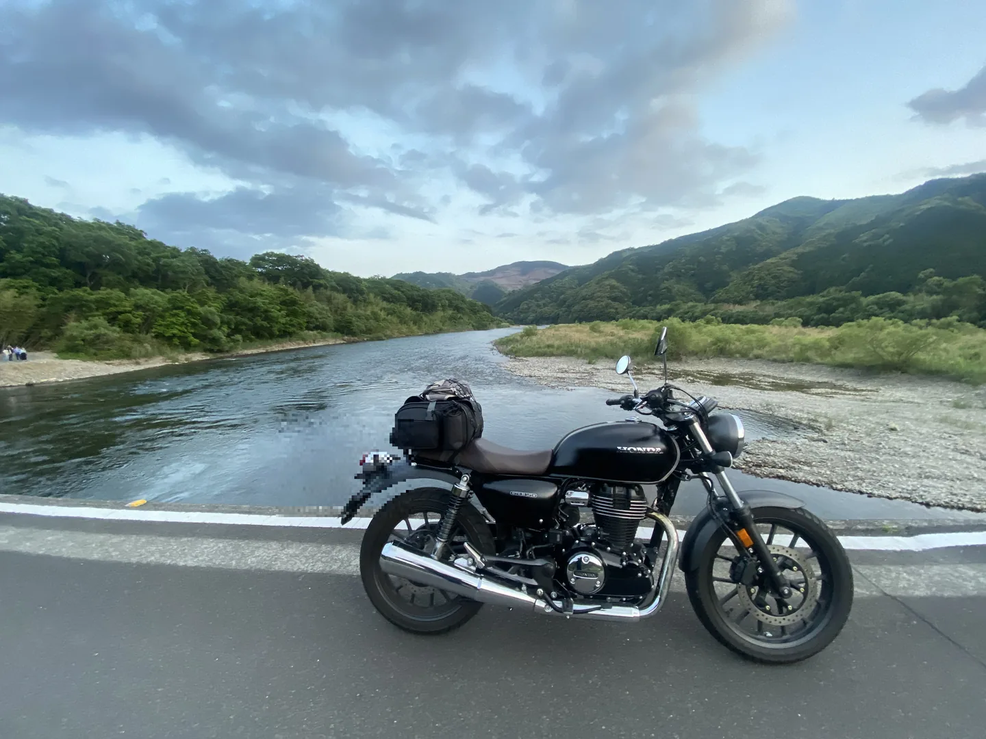 佐田沈下橋のたもとに停めた、積載した状態のGB350。シートバッグを積んでいる