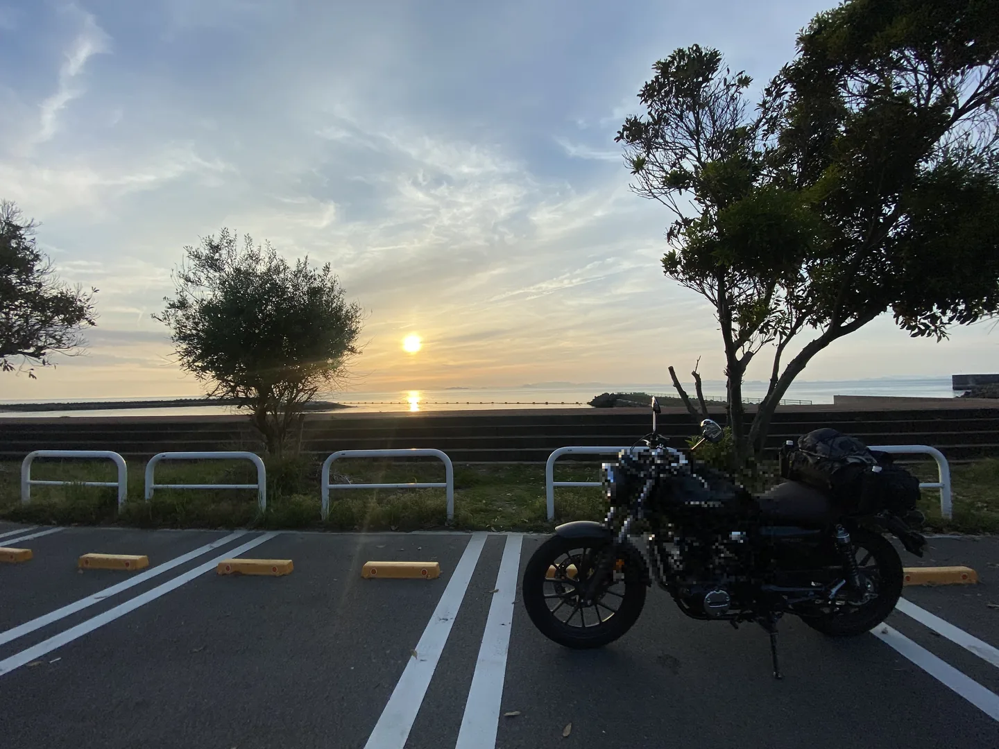 海沿いの駐車場に停めたGB350と日没