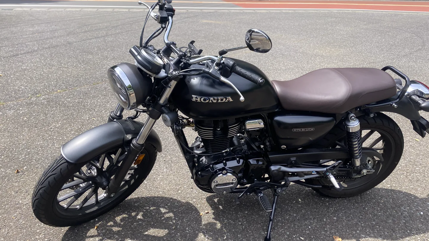 運営者が所有するホンダGB350の左側面。マットブラックのタンクとブラウンのシート