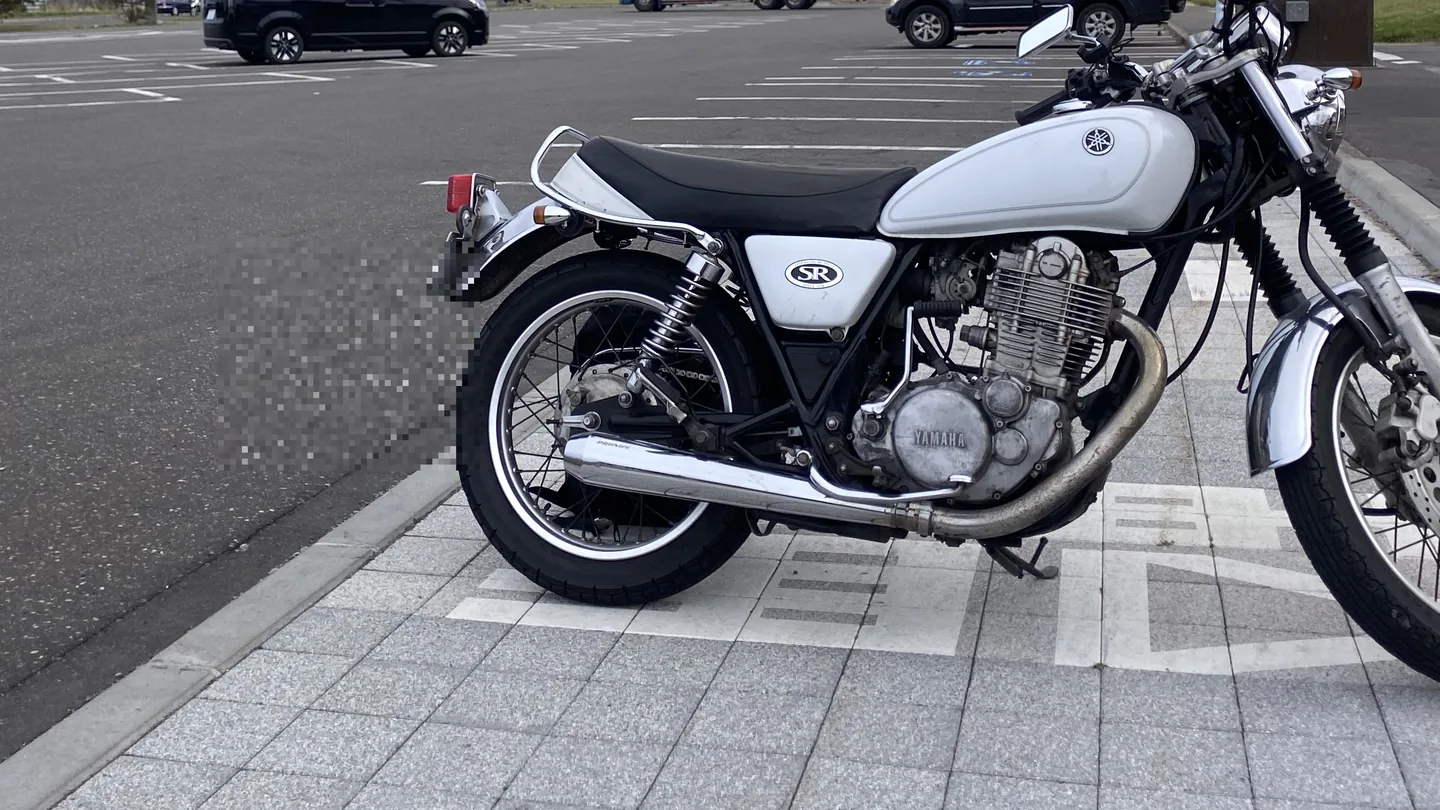 運営者が所有するヤマハSR400の右側面。空冷単気筒エンジンとスポークホイール