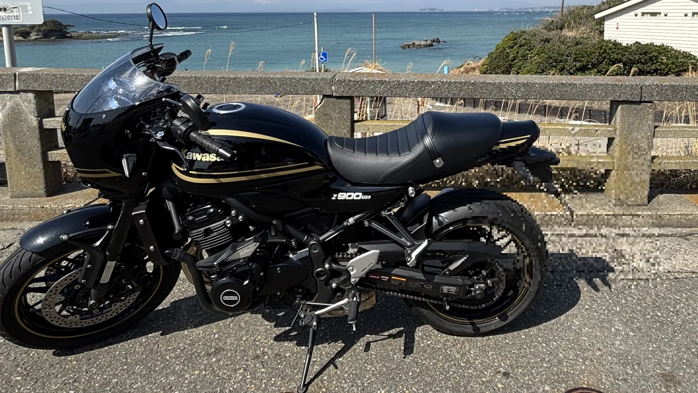 運営者が所有するカワサキZ900RS CAFEの左側面。黒の車体に金のライン