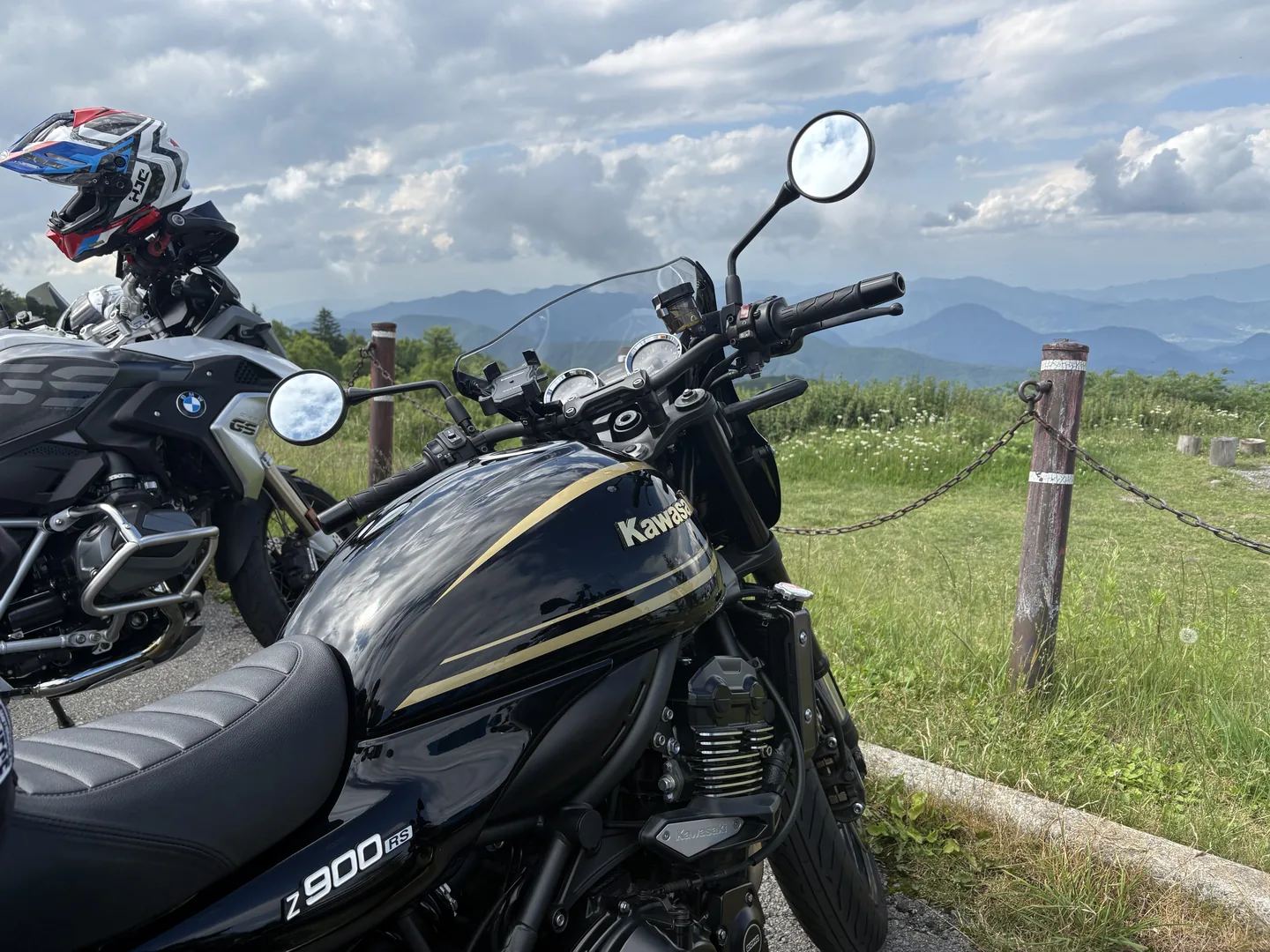 Z900RS CAFEのタンク。黒地に金のピンストライプが入る
